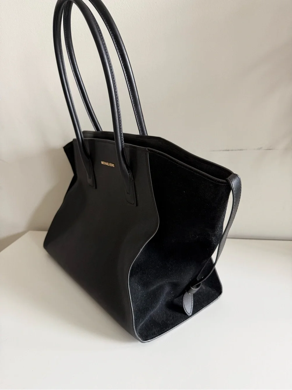Michael Kors Avril Extra-Large Black Leather and Suede Tote Bag with Gold Logo - Picture 4 of 7